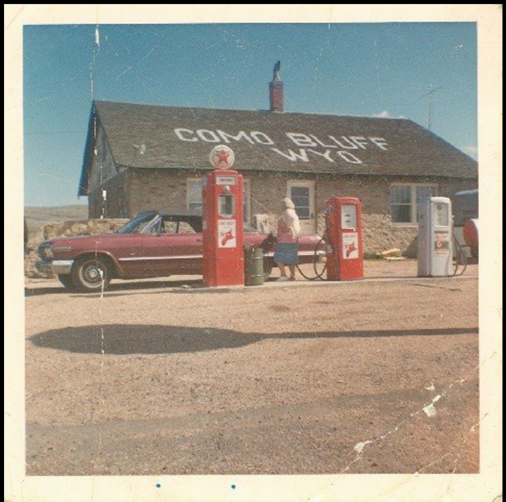 Color photo of building at gas station. Wyoming Recreation Commission Collection, Wyoming State Archives, Department of State Parks and Cultural Resources.
